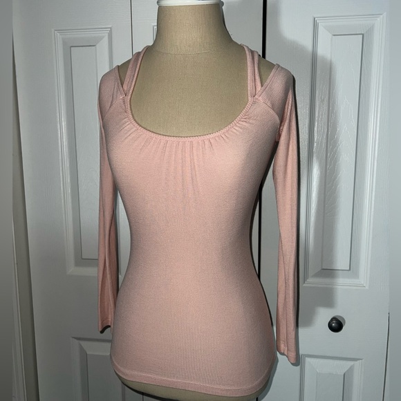 Moda international cold shoulder beautiful top 💗 - Picture 3 of 14